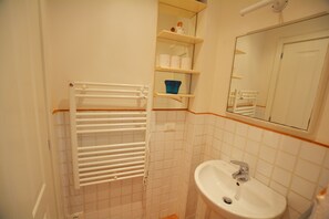 Appartement, plusieurs lits, non-fumeurs, vue cour intérieure | Lavabo de la salle de bain