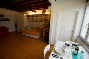 Appartement, Plusieurs lits, non-fumeur, vue sur la cour intérieure | Aire de séjour | Téléviseur à écran plat