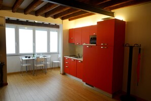 Apartment, Multiple Beds, Non Smoking, Courtyard View | Private kitchenette | Fridge, microwave, oven, stovetop - Egidio studio apartment 1 (Florence)