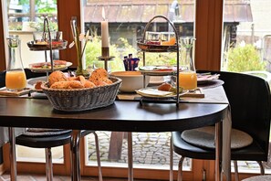 Petit déjeuner buffet (15.00 EUR par personne)