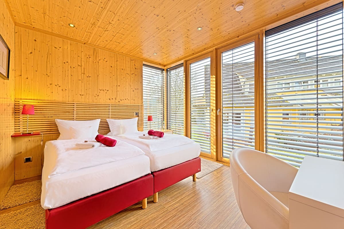 Suite | Hypo-allergenic bedding, minibar, desk, free WiFi