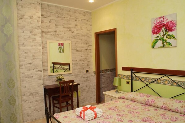 Double Room | Desk, free cribs/infant beds, free WiFi, bed sheets