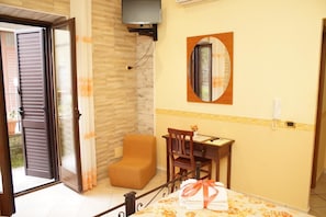 Double Room | Desk, free cribs/infant beds, free WiFi, bed sheets