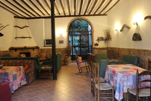 House, Multiple Bedrooms, Private Pool, River View | Lounge - Casa Rural La Fabrica De Nacelrio (Cazorla)