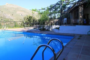 Piscine extérieure, chaises longues