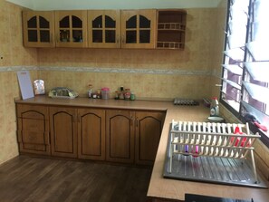 Tủ lạnh, lò vi sóng, bếp nấu, nồi cơm 