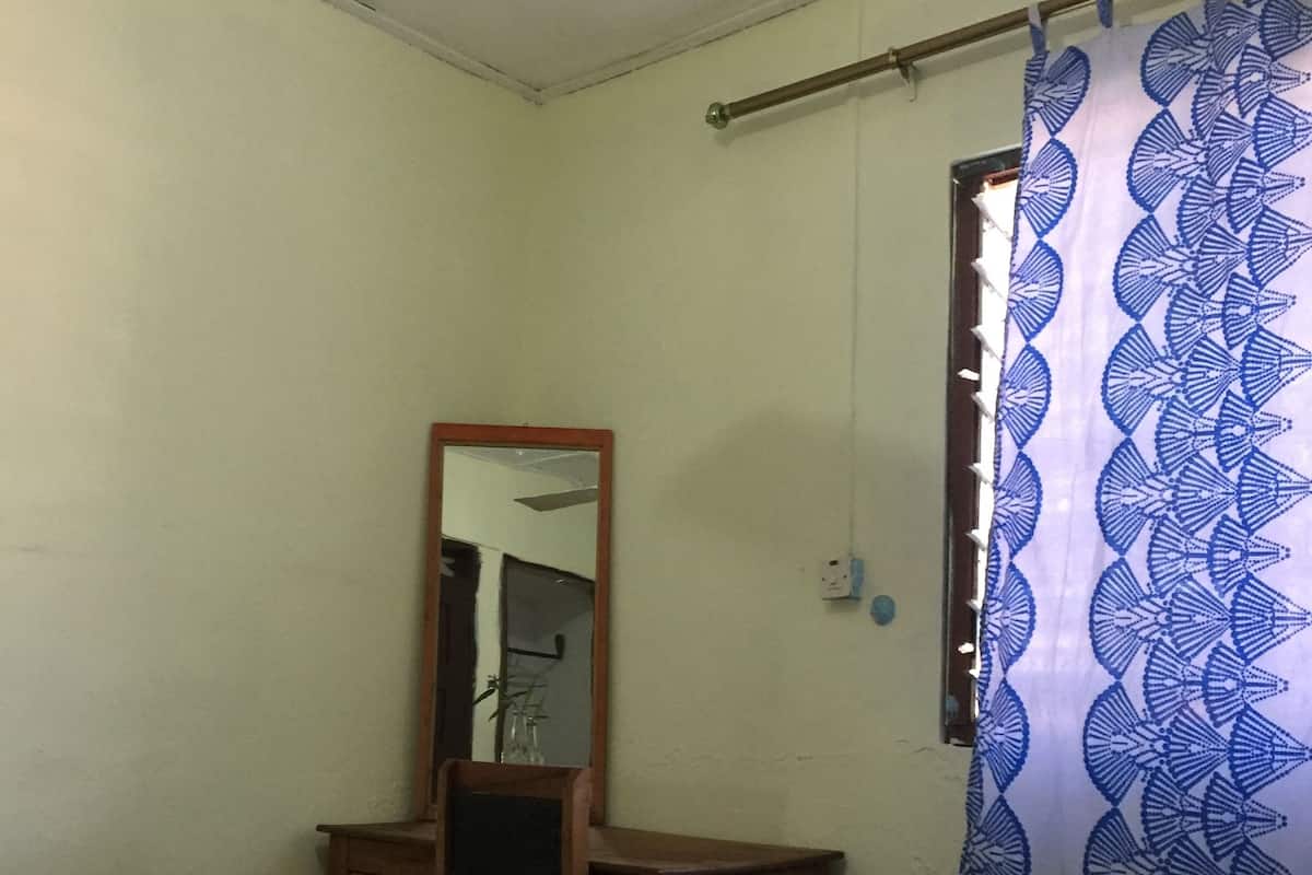 Individually furnished, desk, laptop workspace, free WiFi