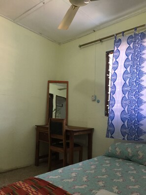 Yksilöllisesti kalustettu, työpöytä