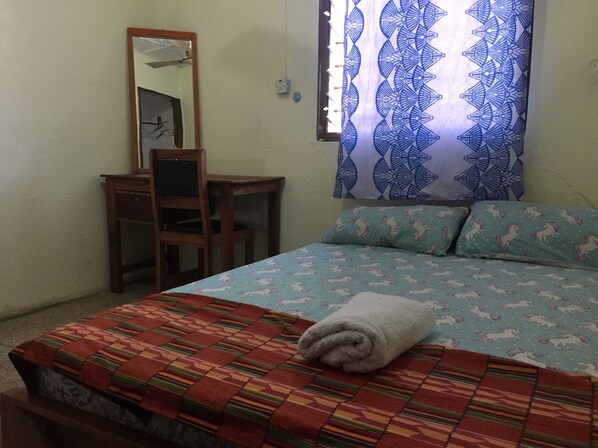 Yksilöllisesti kalustettu, työpöytä