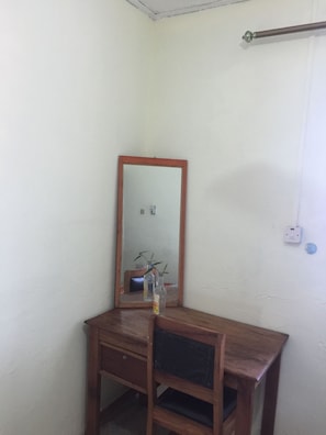 Mobiliario individual, escritorio, espacio para trabajar con un portátil