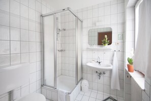 Douche, articles de toilette gratuits, sèche-cheveux