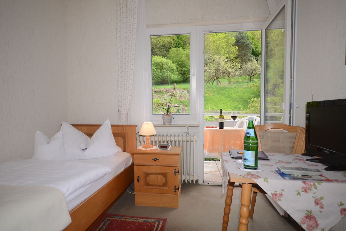 Escritorio, cortinas blackout, wifi gratis y ropa de cama