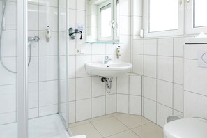 Single Room | Bathroom | Shower, slippers, towels - Hotel Vetter (Nuertingen)