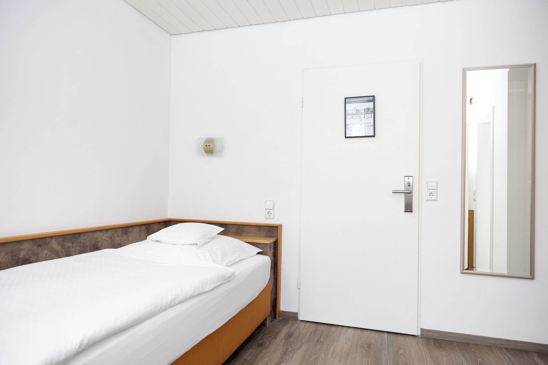 single room | desk, blackout curtains, free wifi, bed sheets