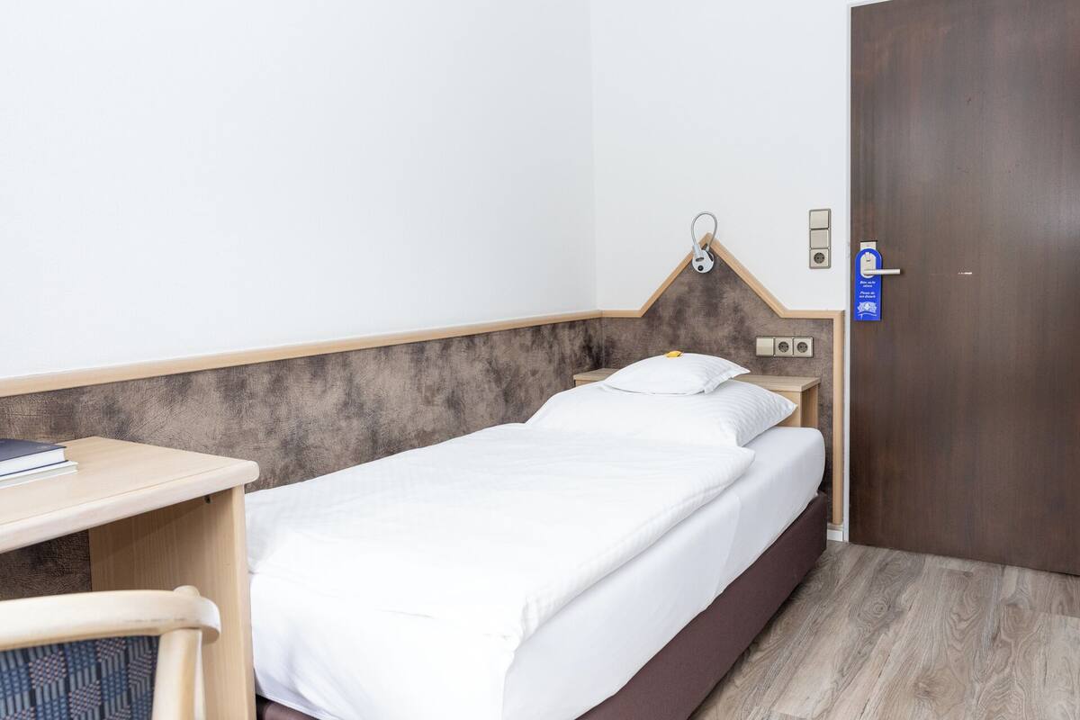 single room | desk, blackout curtains, free wifi, bed sheets