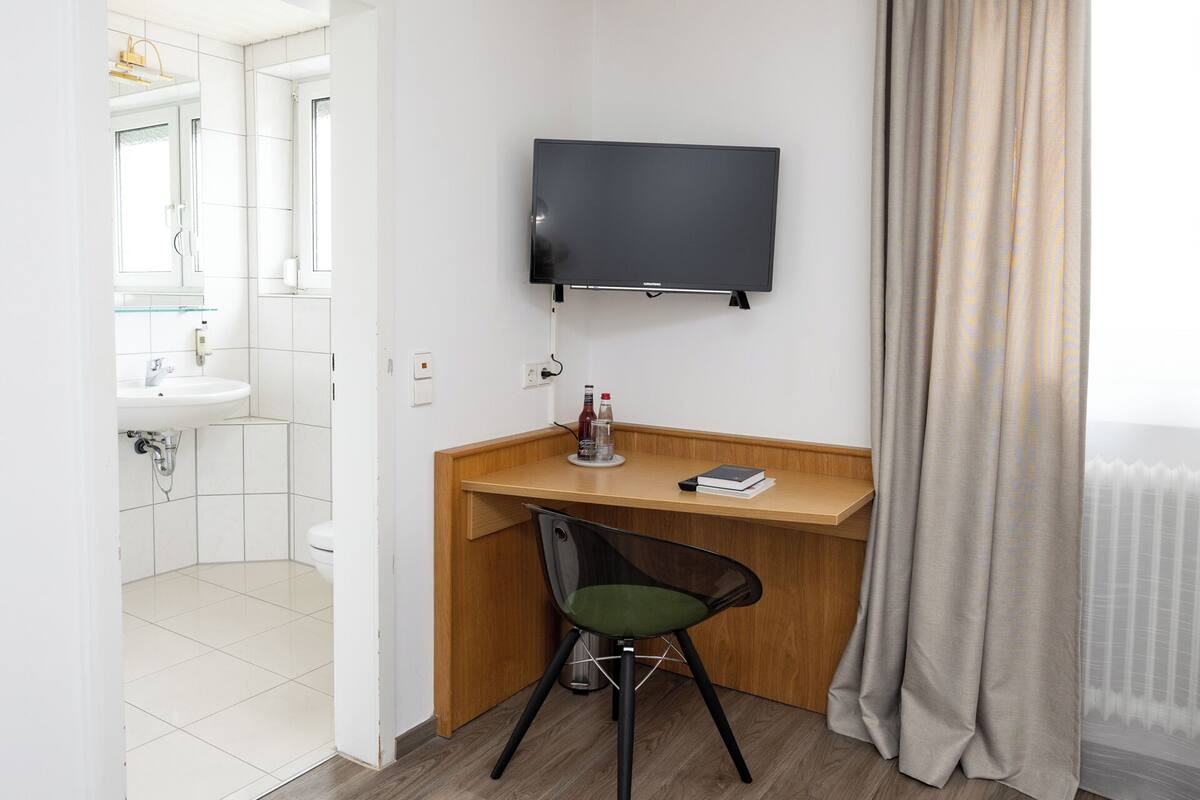 single room | desk, blackout curtains, free wifi, bed sheets