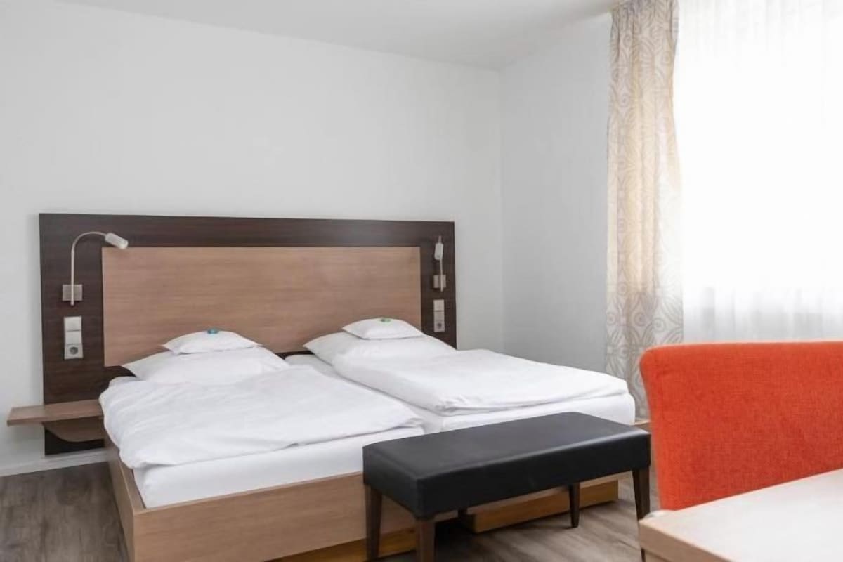 Bureau, rideaux occultants, Wi-Fi gratuit, draps fournis