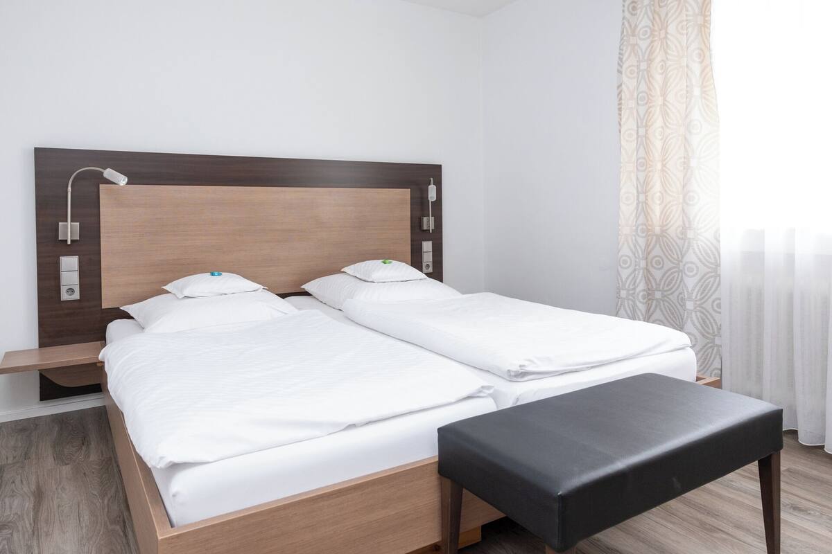 double room | desk, blackout curtains, free wifi, bed sheets