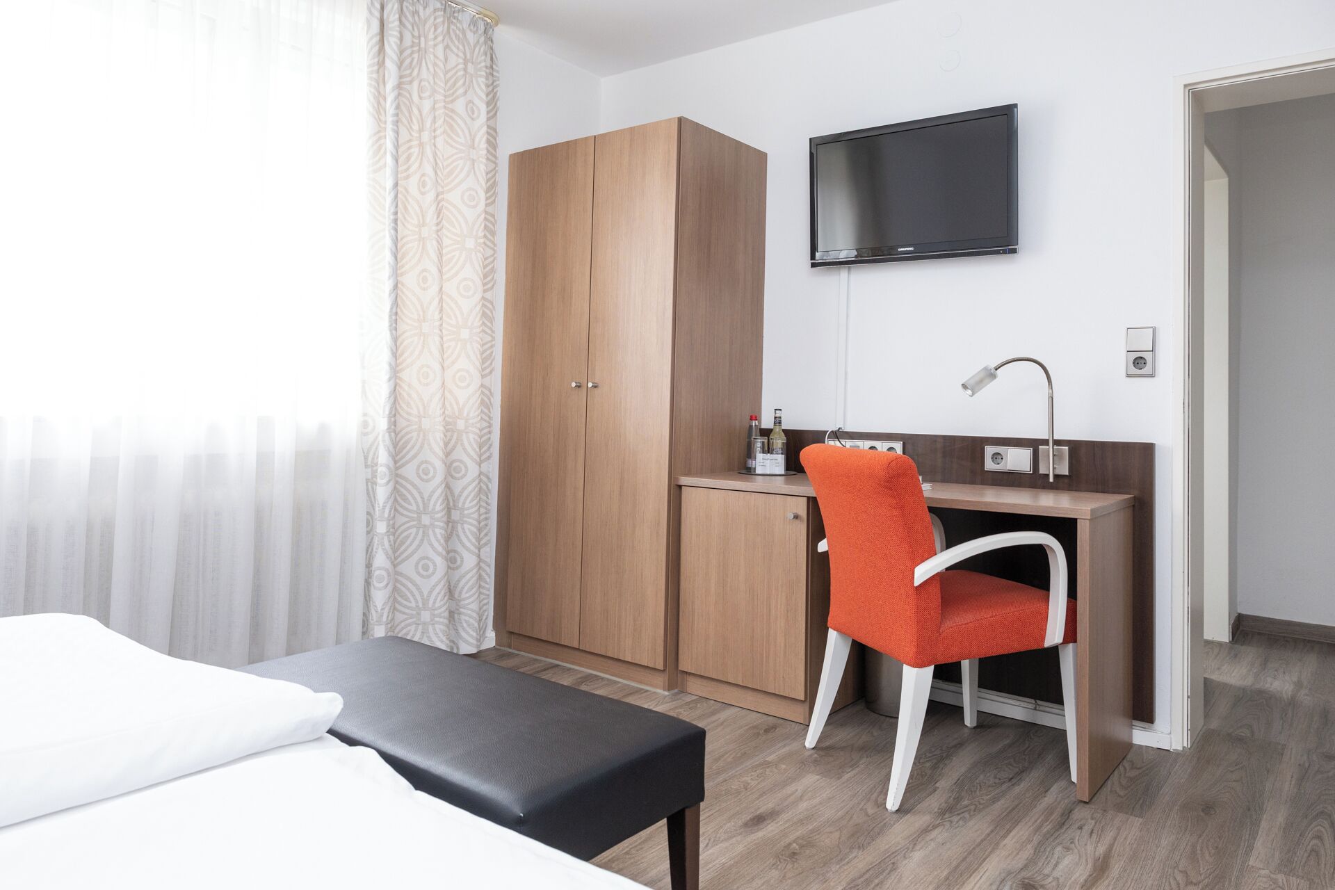 double room | desk, blackout curtains, free wifi, bed sheets