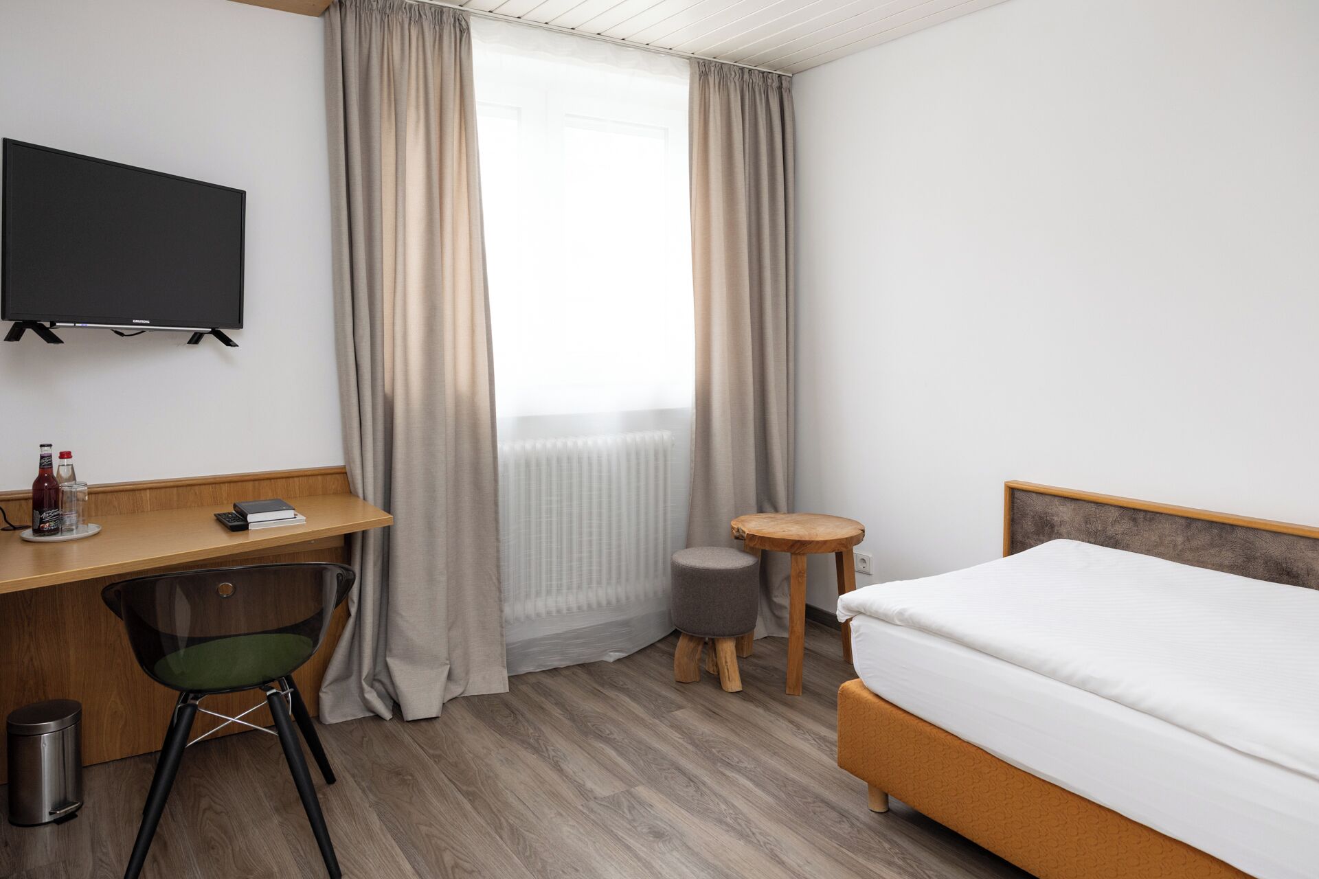 single room | desk, blackout curtains, free wifi, bed sheets