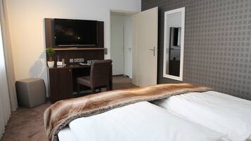 Double Room | Desk, blackout curtains, free WiFi, bed sheets