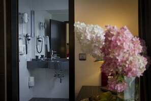 Shower, towels - Hotel Restaurant Passmann (Luedenscheid)