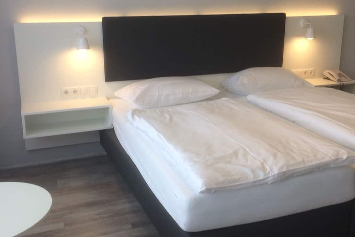 Quarto casal ou duplo conforto, para não fumantes, vista para a montanha | Escrivaninha, berços (sobretaxa), camas extras/dobráveis (sobretaxa)