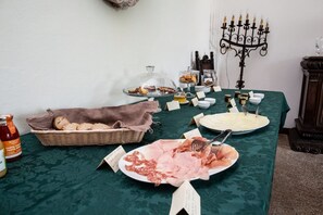 Tägliches Frühstücksbuffet gegen Gebühr