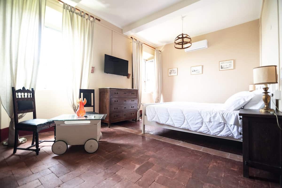 Habitación básica con 1 cama doble o 2 individuales, no fumadores, baño privado (External) | Cortinas opacas, cunas gratuitas, camas supletorias y wifi gratis