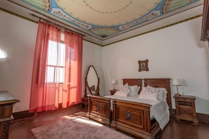 Suite superior | Cortinas blackout, cunas gratuitas, camas extra y wifi gratis 