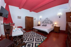 Standard Double Room | Blackout curtains, free cots/infant beds, rollaway beds, free WiFi - Agriturismo Villa Cavallini (Camaiore)