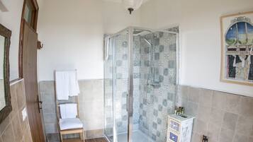 Standard Double Room | Bathroom | Free toiletries, hair dryer, bidet, towels