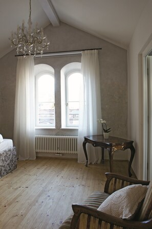 Superior Suite, Balcony | Minibar, individually decorated, desk, cribs/infant beds - Villa Bergmann Suites Meran (Merano)
