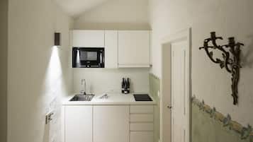 Suite Superior, balcone | Angolo cottura privato | Piano cottura, bollitore elettrico, pentole/stoviglie/utensili