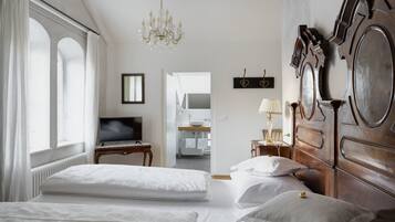 Suite Superior, balcone | Minibar, con stile personalizzato, una scrivania