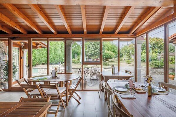 Petit déjeuner buffet (12 EUR par personne)