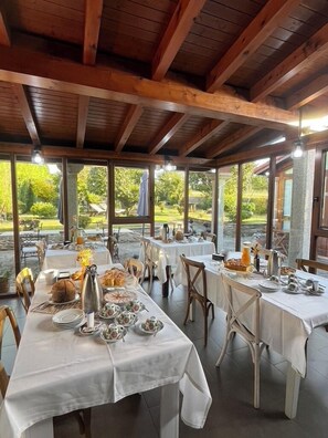 Petit déjeuner et dîner servis sur place