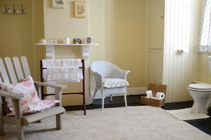 Combined shower/bathtub, free toiletries, towels