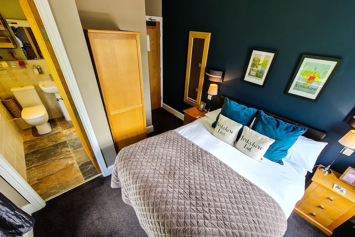 Double Room | 1 bedroom, blackout curtains, iron/ironing board, free WiFi
