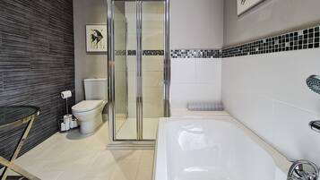 Juniorsvit | Badrum | Lyxtoalettartiklar, hårtork och handdukar