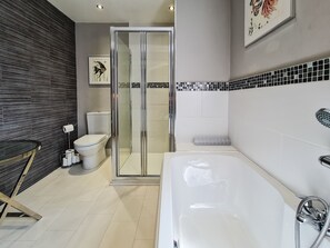 Junior Suite | Bathroom | Designer toiletries, hair dryer, towels - Grantham Arms (York)