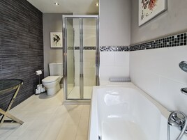 Artículos de tocador de diseñador, secador de pelo, toallas