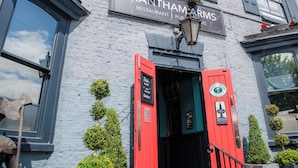 A building with a sign reading "GRANHAM ARMS RESTAURANT PUB." - Grantham Arms (York)