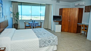 1 quarto, frigobar, cofres nos quartos, escrivaninha