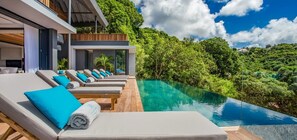 สระว่ายน้ำกลางแจ้ง