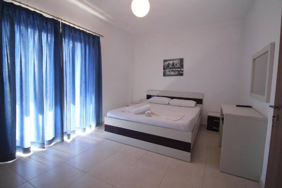 Desk, WiFi (free), individually furnished, bed sheets