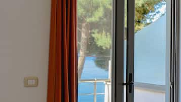 Muebles diferentes, escritorio, wifi gratis y ropa de cama
