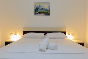 Individually furnished, desk, free WiFi, bed sheets - Hotel Argjiro (Sarandë)