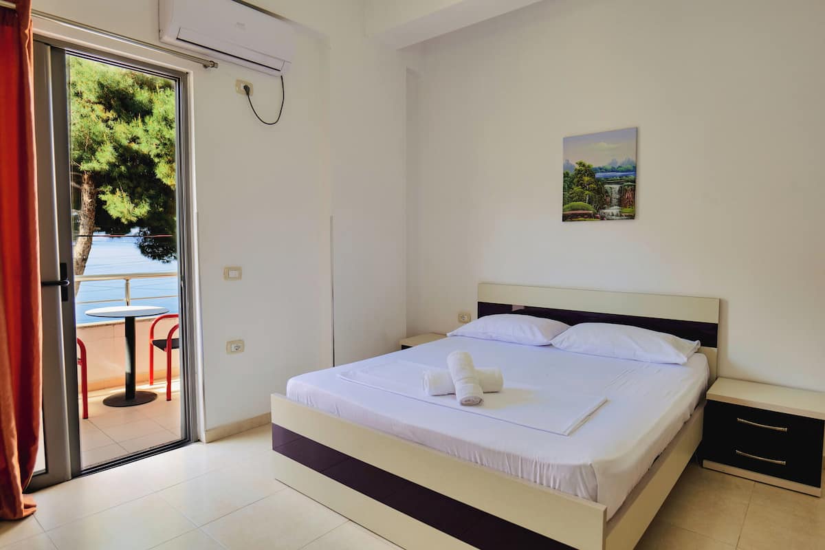 Desk, WiFi (free), individually furnished, bed sheets