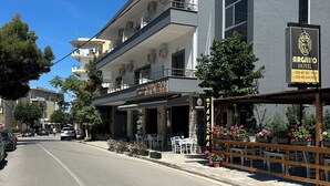 Hotel modern amb balcó i zona d'estar a l'aire lliure.